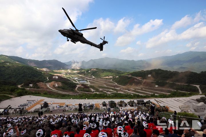 [서울=뉴시스] 사진공동취재단 = 28일 경기 포천시 승진훈련장에서 2026 합동화력훈련 본행사가 진행되고 있다. 국방부 주관 이번 훈련은 국민주권 정부 출범 이후 한국군 주요 전력이 대거 참여하는 합동화력훈련으로 K-방산 주력장비와 신규 무기체계 등을 소개하는 자리다. 2026.05.28. photo@newsis.com