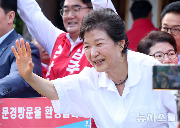 [문경=뉴시스] 이무열 기자 = 박근혜 전 대통령이 28일 오후 경북 문경시 청운각을 찾아 시민들에게 인사하고 있다. 2026.05.28. lmy@newsis.com