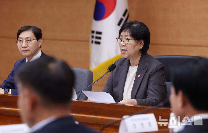 [서울=뉴시스] 조수정 기자 = 정은경 보건복지부 장관이 28일 오후 서울 종로구 정부서울청사 별관 국제회의실에서 2026년도 제5차 국민연금기금운용위원회를 주재하고 있다. 2026.05.28. chocrystal@newsis.com