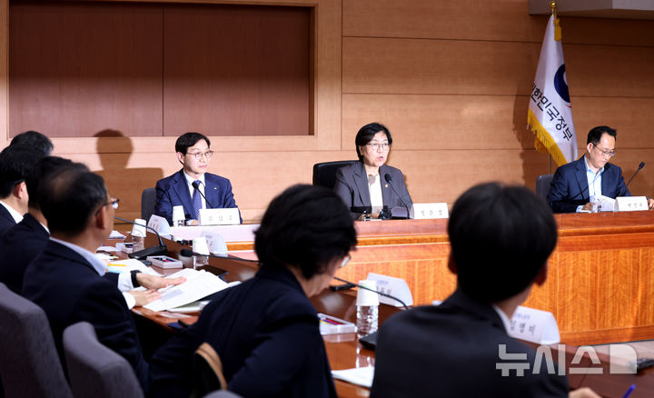 [서울=뉴시스] 조수정 기자 = 정은경 보건복지부 장관이 28일 오후 서울 종로구 정부서울청사 별관 국제회의실에서 2026년도 제5차 국민연금기금운용위원회를 주재하고 있다. 2026.05.28. chocrystal@newsis.com