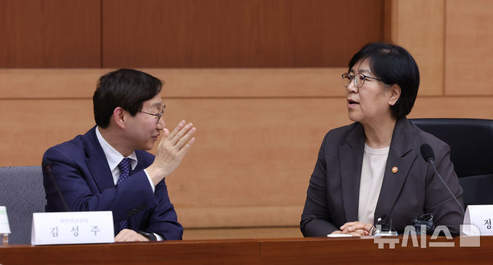 [서울=뉴시스] 조수정 기자 = 정은경 보건복지부 장관이 28일 오후 서울 종로구 정부서울청사 별관 국제회의실에서 2026년도 제5차 국민연금기금운용위원회를 주재하기 앞서 김성주(왼쪽) 국민연금공단 이사장과 대화하고 있다. 2026.05.28. chocrystal@newsis.com