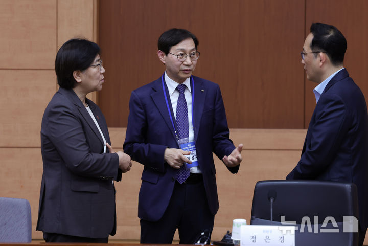 [서울=뉴시스] 조수정 기자 = 정은경 보건복지부 장관이 28일 오후 서울 종로구 정부서울청사 별관 국제회의실에서 2026년도 제5차 국민연금기금운용위원회를 주재하기 앞서 김성주(왼쪽 두번째) 국민연금공단 이사장, 백진주 국민연금재정과장(간사)과 대화하고 있다. 2026.05.28. chocrystal@newsis.com