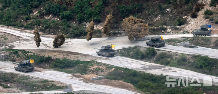 [서울=뉴시스] 사진공동취재단 = 국방부가 28일 경기 포천 소재 승진과학화훈련장에서 국민참관단이 지켜보는 가운데 '2026 합동화력훈련'을 실시하고 있다.이재명 정부 출범 후 처음 열린 올해 합동화력훈련은 우리 군의 독자적 방위능력을 토대로 자구국방 의지를 표명하고 첨단과학기술 기반의 작전수행능력을 검증함으로써, 국산 무기체계의 실전적 우수성을 국내·외에 널리 중점을 두었다. 2026.05.28. photo@newsis.com