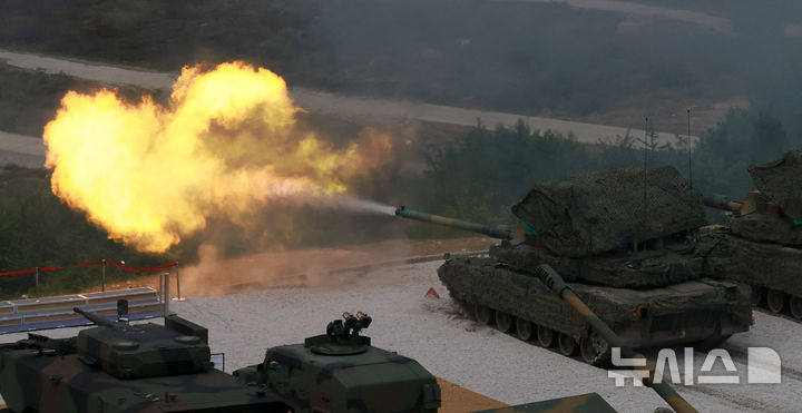 [서울=뉴시스] 사진공동취재단 = 28일 경기 포천 소재 승진과학화훈련장에서 열링 '2026 합동화력훈련'에서 K2전차가 120MM 활강포를 발사하고 있다.이재명 정부 출범 후 처음 열린 올해 합동화력훈련은 우리 군의 독자적 방위능력을 토대로 자구국방 의지를 표명하고 첨단과학기술 기반의 작전수행능력을 검증함으로써, 국산 무기체계의 실전적 우수성을 국내·외에 널리 중점을 두었다. 2026.05.28. photo@newsis.com