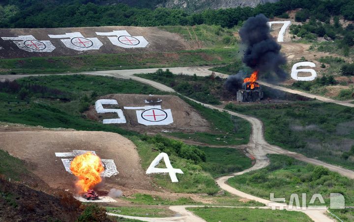 [서울=뉴시스] 사진공동취재단 = 28일 경기 포천시 승진훈련장에서 열린 2026 합동화력훈련 본행사에서 자폭드론이 표적에 명중하고 있다. 국방부 주관 이번 훈련은 국민주권 정부 출범 이후 한국군 주요 전력이 대거 참여하는 합동화력훈련으로 K-방산 주력장비와 신규 무기체계 등을 소개하는 자리다. 2026.05.28. photo@newsis.com