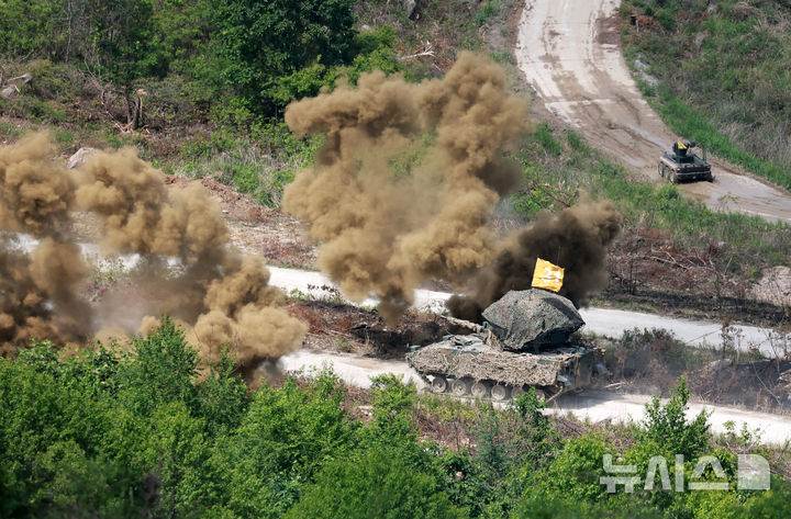 [서울=뉴시스] 사진공동취재단 = 국방부가 28일 경기 포천 소재 승진과학화훈련장에서 국민참관단이 지켜보는 가운데 '2026 합동화력훈련'을 실시하고 있다.이재명 정부 출범 후 처음 열린 올해 합동화력훈련은 우리 군의 독자적 방위능력을 토대로 자구국방 의지를 표명하고 첨단과학기술 기반의 작전수행능력을 검증함으로써, 국산 무기체계의 실전적 우수성을 국내·외에 널리 중점을 두었다. 2026.05.28. photo@newsis.com
