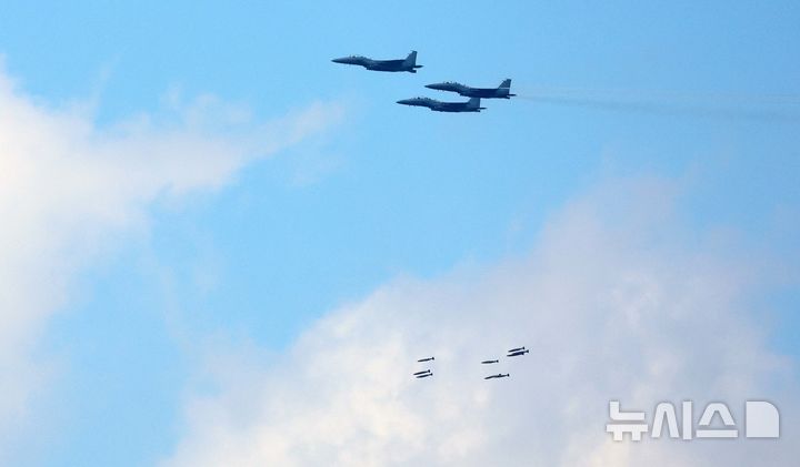 [서울=뉴시스] 사진공동취재단 = 28일 경기 포천시 승진훈련장에서 열린 2026 합동화력훈련 본행사에서 공군 F-15K 전투기가 기동하고 있다.국방부 주관 이번 훈련은 국민주권 정부 출범 이후 한국군 주요 전력이 대거 참여하는 합동화력훈련으로 K-방산 주력장비와 신규 무기체계 등을 소개하는 자리다. 2026.05.28. photo@newsis.com