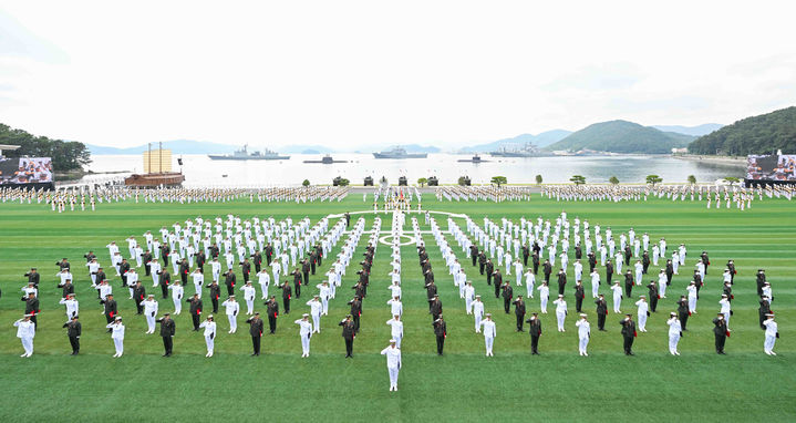 [서울=뉴시스] 김진아 기자 = 5월 28일 경남 창원시 해군사관학교 연병장에서 거행된 '제140기 해군·해병대 사관후보생 수료 및 임관식'에서 사관후보생들이 임석상관에 대한 경례를 하고 있다. (사진=해군 제공) 2026.07.16. photo@newsis.com *재판매 및 DB 금지
