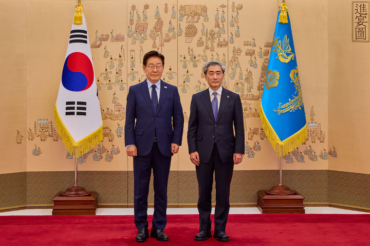[서울=뉴시스] 최동준 기자 = 이재명 대통령이 28일 청와대에서 신현송 한국은행 총재에게 임명장을 수여한 뒤 기념촬영을 하고 있다. (사진=청와대 제공) 2026.05.28. photo@newsis.com *재판매 및 DB 금지