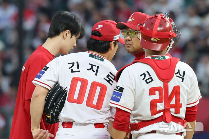 [인천=뉴시스] 권창회 기자 = 28일 인천 미추홀구 인천 SSG 랜더스필드에서 열린 2026 KBO리그 삼성 라이온즈와 SSG 랜더스의 경기, 5회 초 삼성 이재현, 박계범에게 백투백 홈런을 맞은 SSG 긴지로가 마운드를 내려가고 있다. 2026.05.28. kch0523@newsis.com