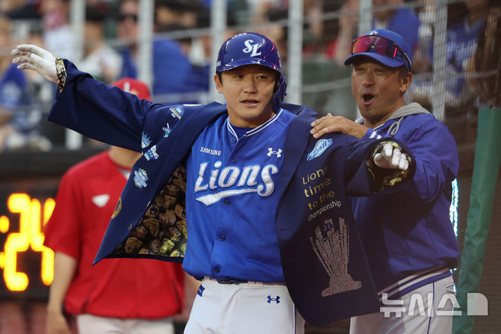 삼성 라이온즈 박계범이 SSG전에서 백투백 홈런을 친 뒤 그라운드를 돌고 있는 모습