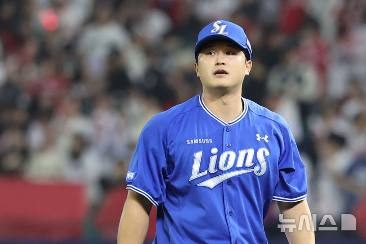 [인천=뉴시스] 권창회 기자 = 28일 인천 미추홀구 인천 SSG 랜더스필드에서 열린 2026 KBO리그 삼성 라이온즈와 SSG 랜더스의 경기, 6회 말 삼성 최원태가 무실점으로 이닝을 마무리 한 뒤 덕아웃으로 향하고 있다. 2026.05.28. kch0523@newsis.com