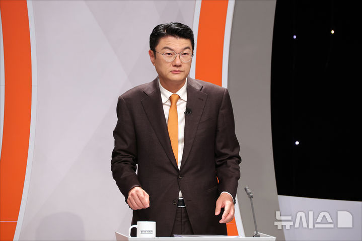 토론을 앞두고 준비 중인 김정철 후보