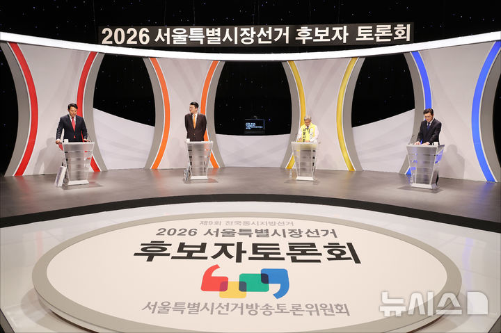 [서울=뉴시스] 김진아 기자 = 28일 서울 마포구 SBS 프리즘타워 오디토리움에서 열린 '제9회 전국동시지방선거 서울특별시장선거 후보자 토론회'에 후보자들이 토론을 앞두고 준비하고 있다. 왼쪽부터 오세훈 국민의힘 후보, 김정철 개혁신당 후보, 권영국 정의당 후보, 정원오 더불어민주당 후보. (공동취재) 2026.05.28. photo@newsis.com