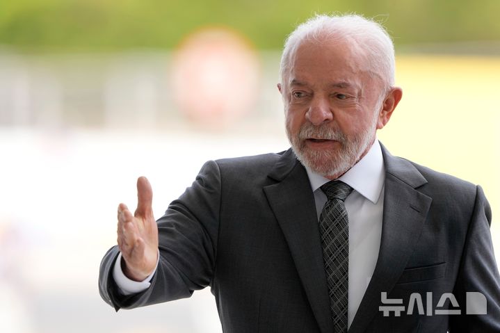[브라질리아=AP/뉴시스] 브라질의 루이스 이나시우 룰라 다 시우바 대통령이 5월 28일 브라질리아대통령 궁에서 기자회견 전에 악수를 청하고 있다. 2026. 05. 31.&nbsp; 