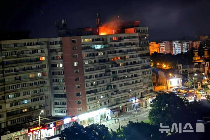 [갈라티=AP/뉴시스] 30일(현지 시간) 뉴욕타임스(NYT)에 따르면 전날 루마니아의 한 아파트 건물에 러시아 드론이 충돌해 2명이 부상했다. 북대서양조약기구(NATO·나토) 회원국 영토에서 발생한 이번 사건은 우크라이나 전쟁이 5년째 이어지는 가운데 유럽 내 안보 우려를 더욱 증폭시키고 있다.사진은 루마니아 비상사태청(DSU)이 공개한 사진으로, 한 아파트 옥상에 러시아 드론이 추락, 폭발과 화재가 발생해 불길이 치솟고 있다. 2026.05.30.