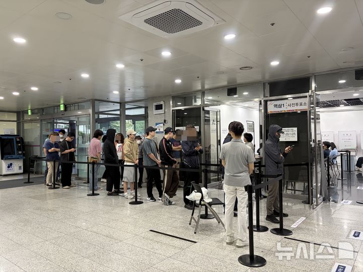 [서울=뉴시스] 제9회 전국동시지방선거 사전 투표가 시작한 29일 유권자들은 이른 아침부터 투표소를 찾았다. 사진은 서울 강남구 역삼1동주민센터에 마련된 사전 투표소에서 유권자들이 기다리는 모습.뉴시스DB.2026.05.29.photo@newsis.com.*재판매 및 DB 금지