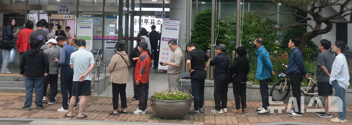 [전주=뉴시스] 김얼 기자 = 제9회 전국동시지방선거 사전투표 첫 날인 29일 전북 전주시 완산구 서신동주민센터에 마련된 사전투표소에서 유권자들이 투표를 하기 위해 줄지어 서 있다. 2026.05.29. pmkeul@newsis.com