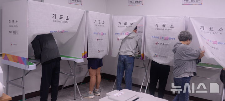 [전주=뉴시스] 김얼 기자 = 제9회 전국동시지방선거 사전투표 첫 날인 29일 전북 전주시 완산구 서신동주민센터에 마련된 사전투표소에서 유권자들이 투표를 하기 위해 줄지어 서 있다. 2026.05.29. pmkeul@newsis.com