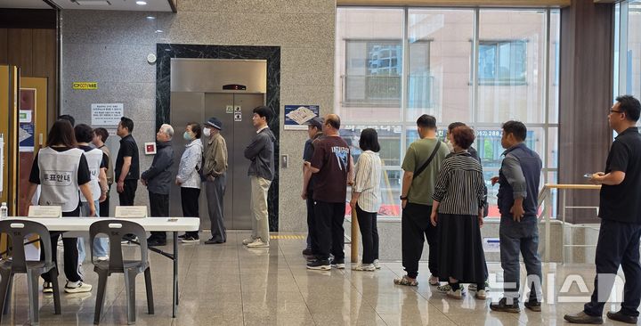 [울산=뉴시스] 박수지 기자 =제9회 전국동시지방선거 사전투표 첫날인 29일 울산 남구 대현체육관 2층에 마련된 사전투표소에 유권자들이 긴 행렬을 이루고 있다. 2026.05.29. photo@newsis.com
