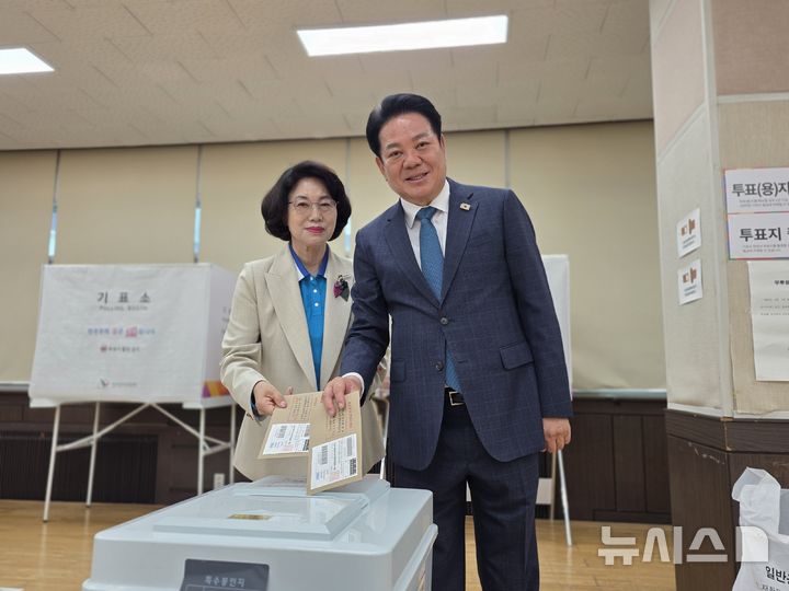 [안양=뉴시스] 최대호 더불어민주당 안양시장 후보가 사전 투표 첫날인 29일 부인 단옥희 여사와 함께 안양 만안구청에 마련된 안양6동 사전 투표소에서 투표하고 있다.(사진=선거사무소 제공). 2026.05.29. photo1006@newsis.com