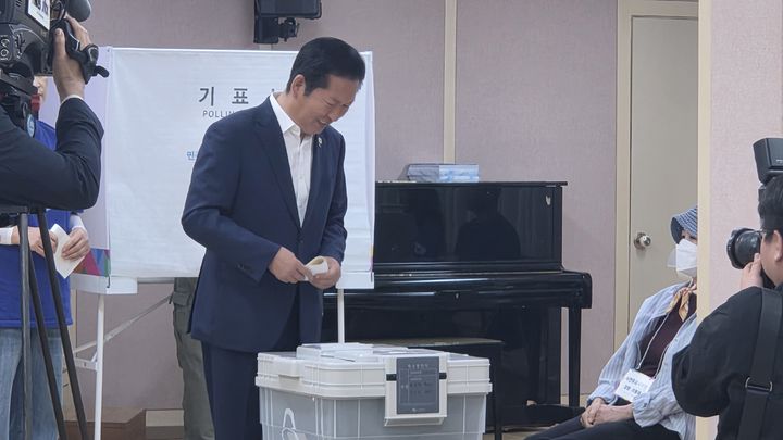 [서울=뉴시스]정청래 더불어민주당 총괄상임선대위원장이 29일 서울 마포구 성산동에서 사전투표를 진행 중이다. <2025.05.29> photo@newsis.com *재판매 및 DB 금지