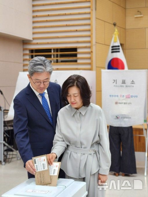 [의왕=뉴시스] 정순욱 후보가 사전 투표 첫날인 29일 배우자와 함께 청계동사무소에 마련된 사전 투표소에서 사전 투표를 하고 있다. (사진=선거사무소 제공).2026.05.29. photo1006@newsis.com