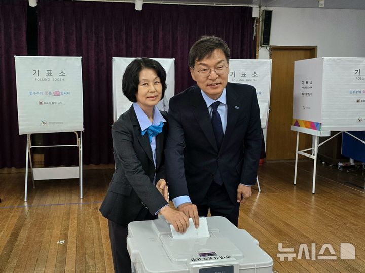[강릉=뉴시스] 29일 김중남 더불어민주당 강릉시장 후보가 이순덕 여사와 함께 강릉초등학교에 마련된 사전투표소에서 소중한 한표를 행사하고 있다.(사진=김중남 캠프 제공)photo@newsis.com