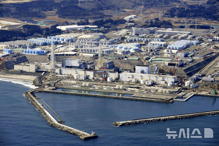 [오쿠마=AP/뉴시스] 일본 도쿄전력은 1일 후쿠시마(福島) 제1 원자력발전소 오염수(일본 정부 명칭 처리수) 해양 방류를 시작했다. 사진은 2021년 2월13일 후쿠시마현 소재 후쿠시마 제1원자력발전소 모습. 2026.06.01.