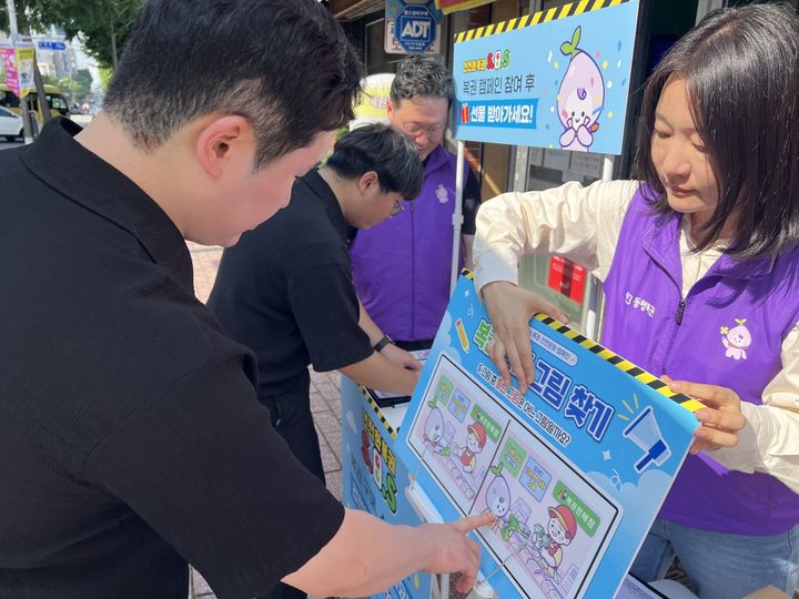 [세종=뉴시스] 기획예산처 복권위원회와 복권수탁사업자 동행복권은 지난 28일 부산 지역 복권 판매점에서 '2026 복권 건전문화 캠페인'을 진행했다고 29일 밝혔다. (사진=동행복권 제공) 2026.05.29. photo@newsis.com *재판매 및 DB 금지