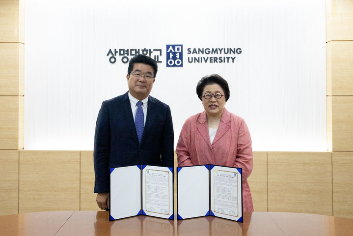 [서울=뉴시스] 송형종(왼쪽) 서울문화재단 대표이사와 김종희 상명대 총장이 28일 진행된 협약식에서 기념 사진을 촬영하고 있다. (사진=상명대 제공) 2026.05.29. photo@newsis.com *재판매 및 DB 금지