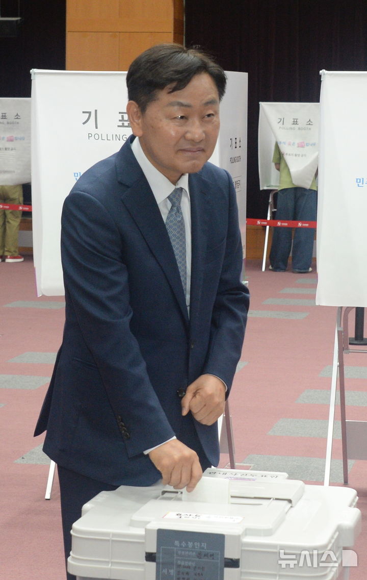 [전주=뉴시스] 김얼 기자 = 김관영(무소속) 전북특별자치도지사 후보가 29일 전북 전주시 전북특별자치도청에 마련된 사전투표소를 방문해 투표를 하고 있다. 2026.05.29. pmkeul@newsis.com