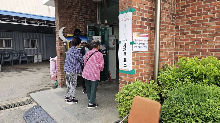 [서산=뉴시스] 김덕진 기자=사전투표 첫날 충남 서산 인지면 사전투표소를 찾은 시민이 선거안내원의 안내를 받으며 입구에 들어서고 있다. 2026.05.29. spark@newsis.com *재판매 및 DB 금지