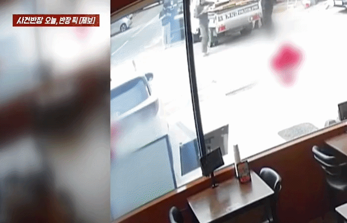 [서울=뉴시스] 한 차량이 후진 중 식당으로 돌진해 수천만원의 피해를 입혔다는 사연이 전해졌다. (사진=JTBC 사건반장 갈무리) *재판매 및 DB 금지