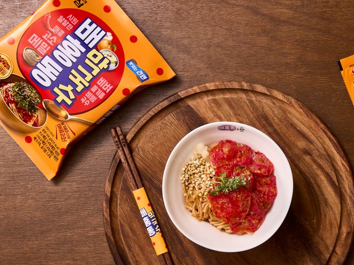 [서울=뉴시스] 농심 소바쥬 협업 메뉴 '배홍동 토마토 막국수'(사진=농심 제공) *재판매 및 DB 금지