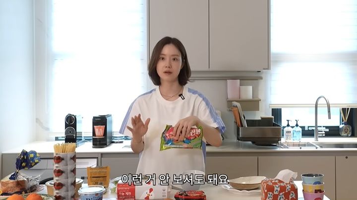 [서울=뉴시스] 배우 문채원이 지난 2020년 방영된 tvN 드라마 '악의 꽃' 출연 당시 45㎏까지 감량했던 비법을 공개했다. (사진=문채원 유튜브 캡처) *재판매 및 DB 금지
