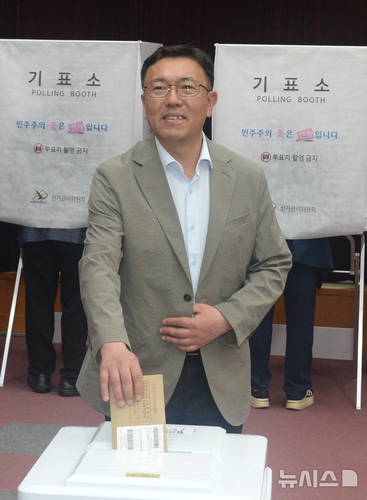 [전주=뉴시스] 김얼 기자 = 백승재(진보당) 전북특별자치도지사 후보가 29일 전북 전주시 전북특별자치도청에 마련된 사전투표소를 방문해 투표를 하고 있다. 2026.05.29. pmkeul@newsis.com