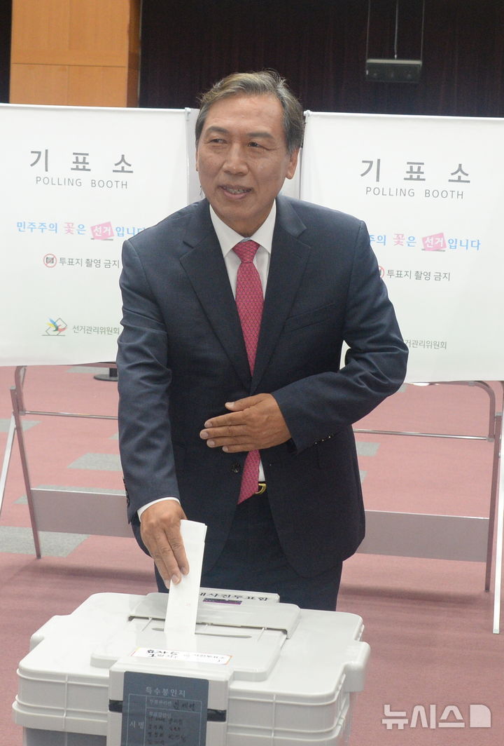 [전주=뉴시스] 김얼 기자 = 양정무(국민의힘) 전북특별자치도지사 후보가 29일 전북 전주시 전북특별자치도청에 마련된 사전투표소를 방문해 투표를 하고 있다. 2026.05.29. pmkeul@newsis.com