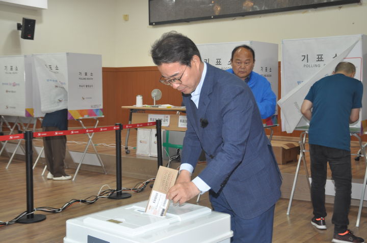 [창원=뉴시스] 강경국 기자 = 송순호 더불어민주당 경남 창원시장 후보가 제9회 전국동시지방선거 사전투표 첫날인 29일 오전 진해 웅동2동 행정복지센터에서 사전투표를 하고 있다. (사진=송순호 선대위 제공). 2026.05.29. photo@newsis.com *재판매 및 DB 금지