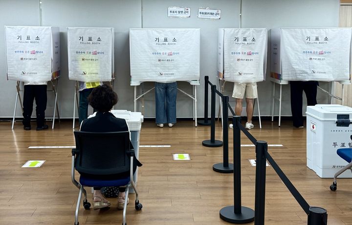 [대구=뉴시스] 정재익 기자 = 6·3 지방선거 사전투표 첫날인 29일 오전 대구 수성4가동 행정복지센터에 마련된 사전투표소에서 유권자들이 투표하고 있다. 2026.05.29. jjikk@newsis.com *재판매 및 DB 금지