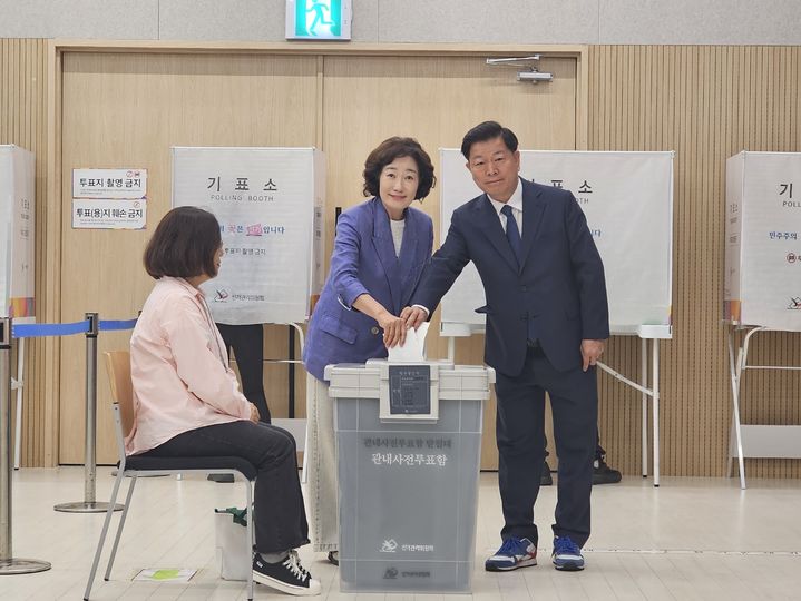 [광명=뉴시스] 문영호 기자 = 박승원 더불어민주당 광명시장 후보가 29일 철산2동사무소에 마련된 사전투표소에서 배우자와 함께 투표 후 투표함에 표를 넣고 있다. 2026.05.29. sonanom@newsis.com *재판매 및 DB 금지