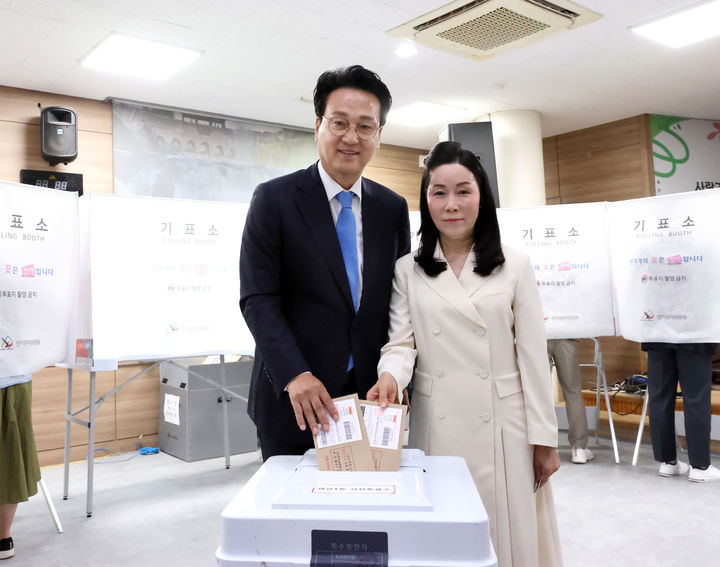 [수원=뉴시스] 안민석 경기도교육감 후보 사전투표. (사진=선거캠프 제공) 2026.05.29. photo@newsis.com *재판매 및 DB 금지