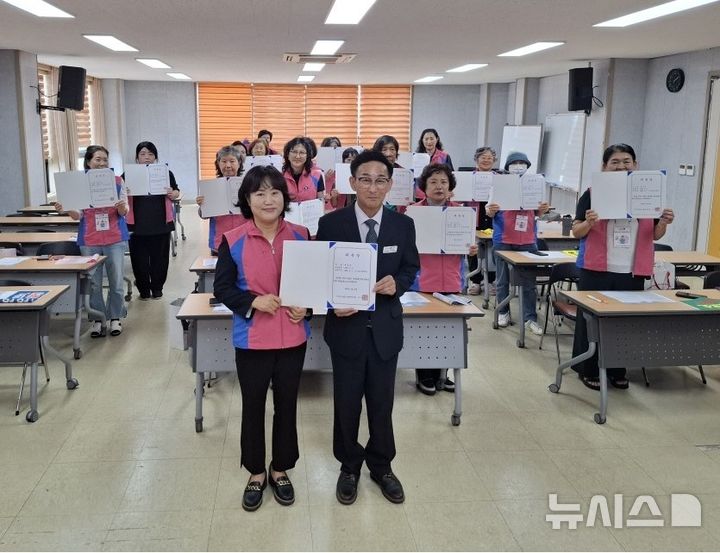 [거제=뉴시스] 거제시농업기술센터는 지난 28일 농업기술센터 농업교육관에서 고령농업인을 대상으로 한 온열질환 현장밀착 예방활동 추진에 앞서 예방요원 위촉 발대식을 개최했다. 백성숙 회장을 대표로 '농업인 온열질환 예방 실천 결의문'을 낭독하고 있다. (사진=거제시 제공) 2026.05.29. photo@newsis.com *재판매 및 DB 금지