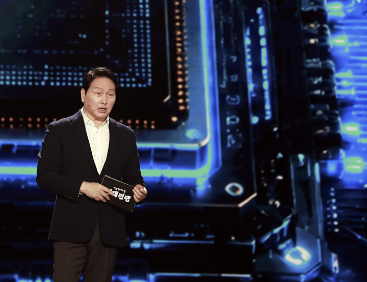 최태원 SK그룹 회장 겸 대한상공회의소 회장이 28일 방영된 KBS1 ‘다큐 인사이트 - 인재전쟁2: 최태원의 대답’에 출연해 AI 시대가 요구하는 인재상의 변화에 대해 강연했다. (사진제공=SK) *재판매 및 DB 금지