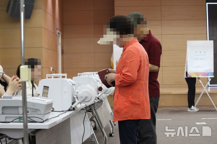 [천안=뉴시스] 최영민 기자 = 29일 충남 천안시 불당동 천안시청 3층 대회의실에 마련된 불당1동 사전투표소에서 투표에 참여하기 위해 방문한 시민이 신분확인을 하고 있다. 2026.05.29 ymchoi@newsis.com