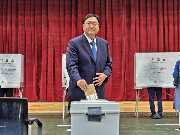 [세종=뉴시스] 송승화 기자 = 29일 세종시 나성동 복합커뮤니티센터에 마련된 사전투표소를 찾은 조상호 더불어민주당 세종시장 후보가 투표용지를 투표함에 넣고 있다. 2026.05.29. ssong1007@newsis.com *재판매 및 DB 금지