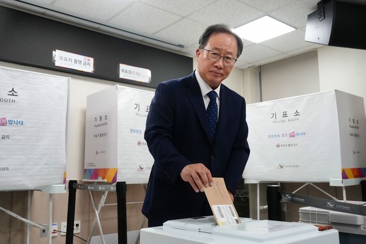 [부산=뉴시스] 하경민 기자 = 김석준 부산교육감 후보가 29일 오전 부산 부산진구 전포1동주민센터 2층에 마련된 사전투표소에서 투표를 하고 있다. (사진=김석준 캠프 제공) 2026.05.29. yulnetphoto@newsis.com *재판매 및 DB 금지