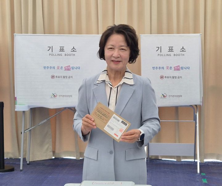 [수원=뉴시스] 이병희 기자 = 추미애 더불어민주당 후보가 29일 오전 수원 인계동 행정복지센터에서 투표하고 있다. 2026.05.29. photo@newsis.com *재판매 및 DB 금지