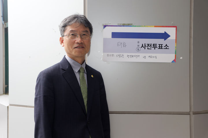 [울산=뉴시스] 구미현 기자 = 천창수 울산시교육감이 제9회 전국동시지방선거 사전투표 첫날인 29일 오전 울산 중구 태화동 행정복지센터에 마련된 사전투표소에서 투표를 마친 뒤 인증사진을 찍고있다. (사진=울산시교육청 제공) 2026.05.29. photo@newsis.com *재판매 및 DB 금지
