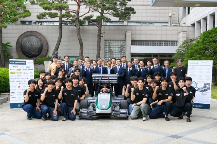 [서울=뉴시스] 지난 27일 진행된 국민대 자동차모빌리티대학 소속 자작자동차 동아리 'KORA'의 출정식에서 참가자들이 기념 사진을 촬영하고 있다. (사진=국민대 제공) 2026.05.29. photo@newsis.com *재판매 및 DB 금지